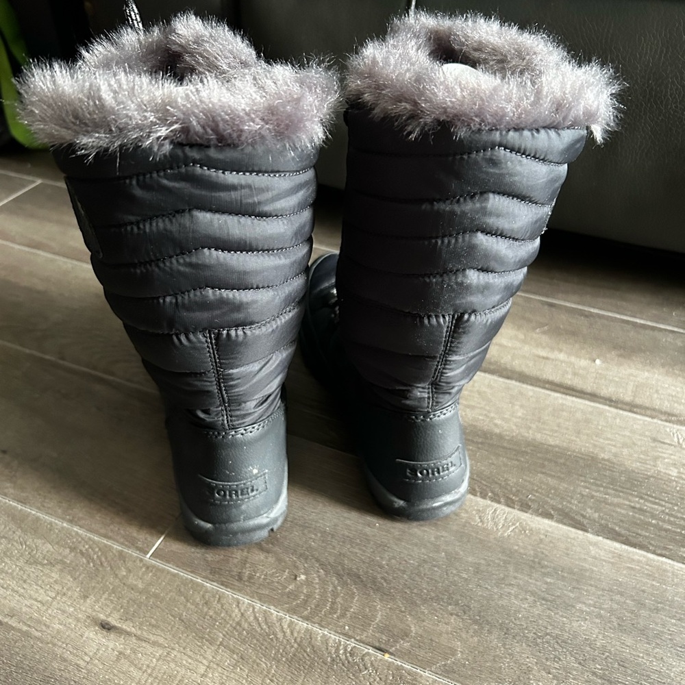 Sorel Black and Gray Fur-Lined Boots - Picture 4 of 6